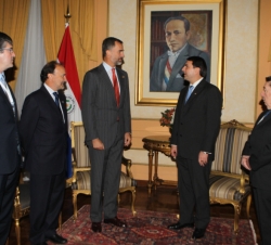 Don Felipe durante el encuentro con el presidente saliente de Paraguay, Federico Franco